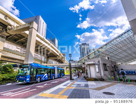 日本の横浜都市景観 横浜駅東口（中央）や発車したベイサイドブルー（回送車）などを望む 95188976