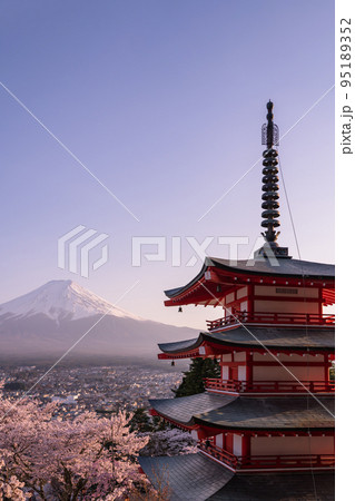 《山梨県》富士山と桜と五重の塔・春の新倉山浅間公園 95189352