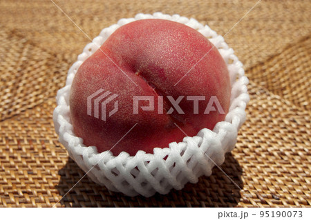 フルーツキャップの中の桃 95190073