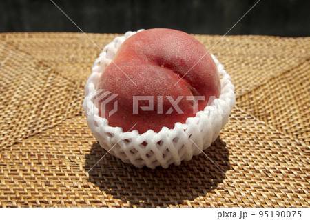 フルーツキャップの中の桃 95190075