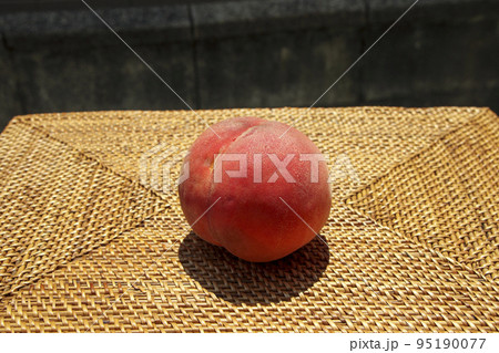 ピンク色の丸い桃 95190077