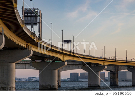 夕日に染まる海上の橋 夕日に染まる海上の橋 95190610