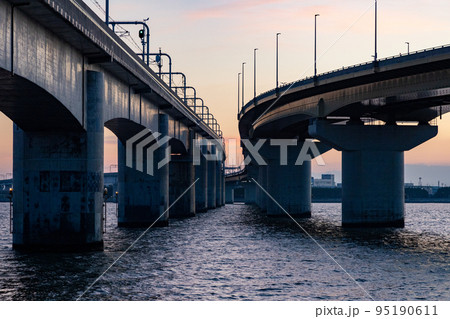 夕日に染まる海上の橋 95190611