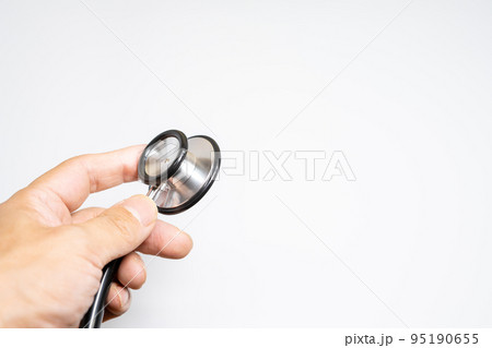 聴診器を持つ手 95190655
