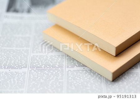 ビジネスイメージ (英字新聞と本) ビジネスイメージ (英字新聞と本) 95191313