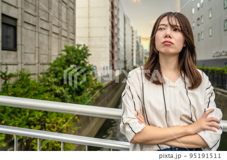 困った表情の若い女性 後楽橋 困った表情の若い女性 後楽橋 95191511