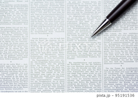 ビジネスイメージ （英字新聞とボールペン） 95191536