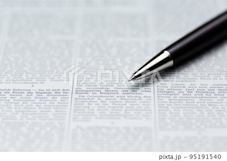 ビジネスイメージ (英字新聞とボールペン) ビジネスイメージ (英字新聞とボールペン) 95191540