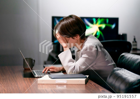 ビジネス　女性　残業 95191557
