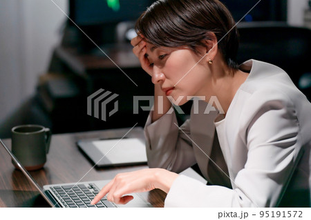 ビジネス　女性　残業 95191572