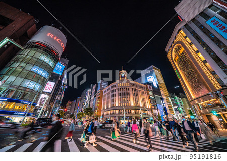 日本の東京都市景観 入国制限撤廃、外国人の個人旅行も解禁…夜も賑わうネオン輝く銀座＝10月11日 95191816