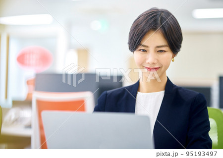オフィスでパソコンに向かうスーツ姿のビジネスウーマン 95193497