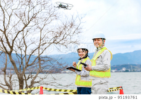 ドローンを操縦する作業員 ドローンを操縦する作業員 95193761