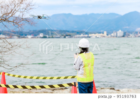 ドローンを操縦する作業員 95193763