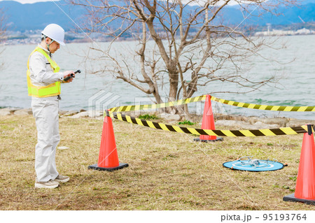 ドローンを操縦する作業員 95193764