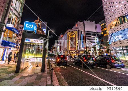 日本の東京都市景観 10月・夜もネオン輝く銀座の街並みや東京メトロの