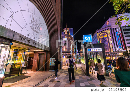 日本の東京都市景観 10月・夜もネオン輝く銀座の街並みや東京メトロの銀座駅出入口=10月11日 日本の東京都市景観 10月・夜もネオン輝く銀座の街並みや東京メトロの銀座駅出入口=10月11日 95193905
