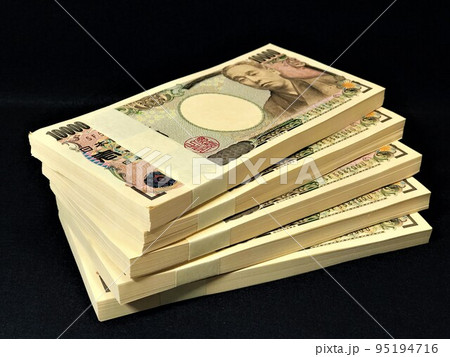 積み上げられた500万円の札束5の写真素材 [95194716] - PIXTA