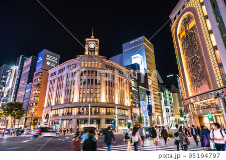日本の東京都市景観 入国制限撤廃、外国人の個人旅行も解禁…夜でも賑わうネオン輝く銀座＝10月11日 95194797