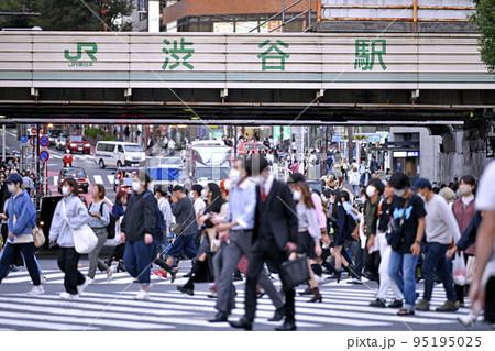 日本の東京都市景観 入国制限撤廃、外国人の個人旅行も解禁…渋谷は多くの人出＝10月11日 95195025