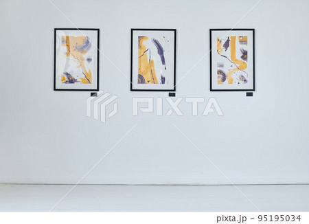 Horizontal image of art gallery with modern pictures on the wall 95195034