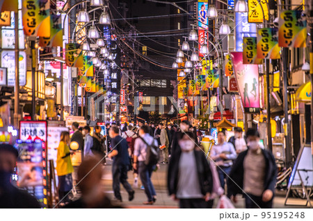 日本の東京都市景観 入国制限撤廃、外国人の個人旅行も解禁…新橋駅前の飲み屋街は…＝10月11日 95195248