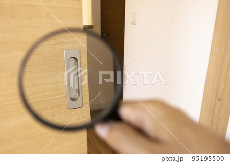 ドアノブを虫眼鏡で確認するイメージ 95195500