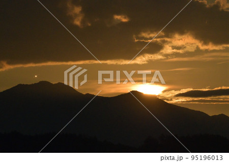 北杜市白州町、九月十六夜の月と共に昇る木星が接近 95196013