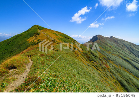 谷川連峰から見る一ノ倉岳と谷川岳の稜線・紅葉シーズン 谷川連峰から見る一ノ倉岳と谷川岳の稜線・紅葉シーズン 95196048