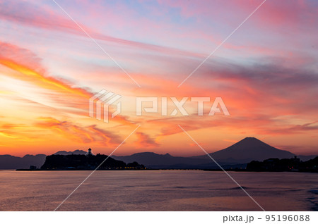 湘南海岸線から望む夕焼け 湘南海岸線から望む夕焼け 95196088