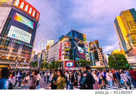 日本の東京都市景観 入国制限撤廃、外国人の個人旅行も解禁…渋谷は多くの人出＝10月11日、夕方 95196097