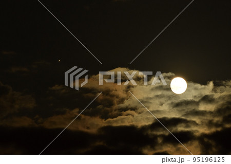 北杜市白州町、九月十六夜の月と接近した木星が雲から顔を出す 95196125