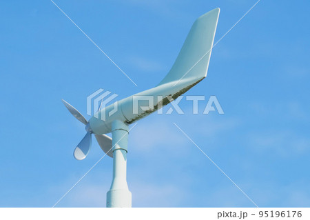 風見鶏　飛行機　プロペラ　横構図 95196176
