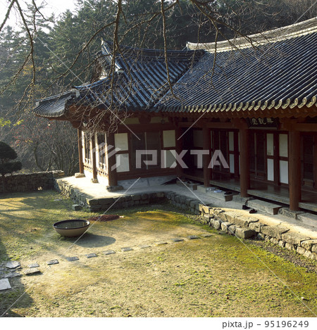瓦屋根 屋根 軒下 95196249