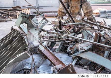 倉庫の解体現場　金属屑 95196313