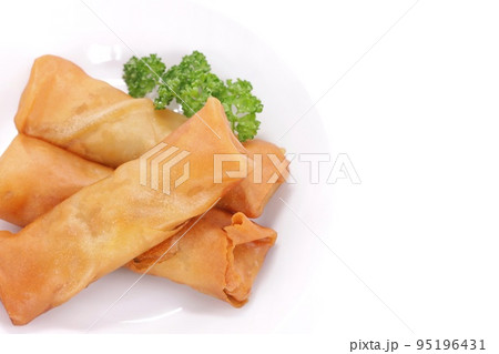春巻き　揚げ物　明るい背景 95196431