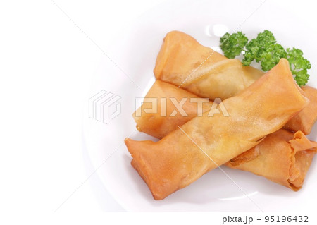 春巻き　揚げ物　明るい背景 95196432