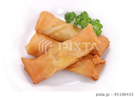 春巻き　揚げ物　明るい背景 95196433
