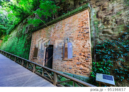 神奈川県　横須賀市　猿島　（猿島要塞の切通し） 95196657