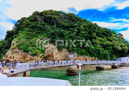 神奈川県　横須賀市　遊覧船から見た猿島と猿島桟橋 95196664