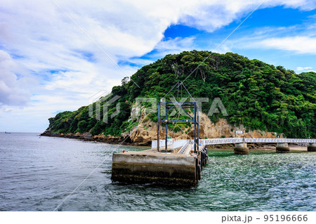 神奈川県 横須賀市 遊覧船から見た猿島と猿島桟橋 神奈川県 横須賀市 遊覧船から見た猿島と猿島桟橋 95196666