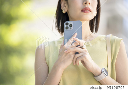 スマートフォンを持った若い女性の手元 スマートフォンを持った若い女性の手元 95196705