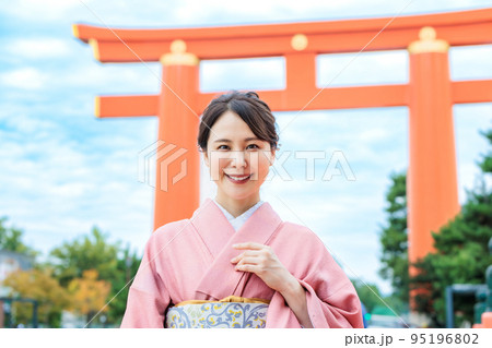 大鳥居の前で京都観光を楽しむ着物姿の女性 95196802