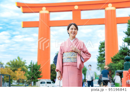 大鳥居の前で京都観光を楽しむ着物姿の女性 95196841