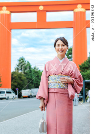 大鳥居の前で京都観光を楽しむ着物姿の女性 大鳥居の前で京都観光を楽しむ着物姿の女性 95196842