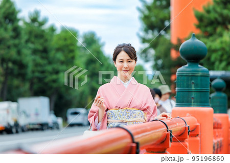 大鳥居の前で京都観光を楽しむ着物姿の女性 95196860