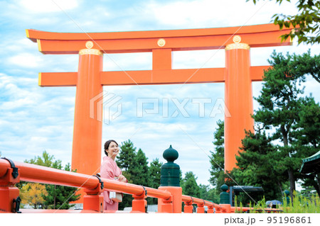 大鳥居の前で京都観光を楽しむ着物姿の女性 95196861