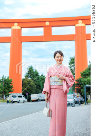 大鳥居の前で京都観光を楽しむ着物姿の女性 95196862