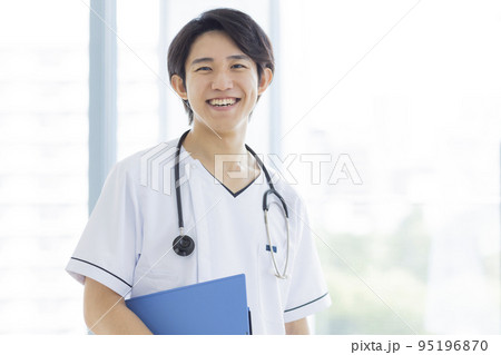 白衣 男性 医師 看護師 95196870
