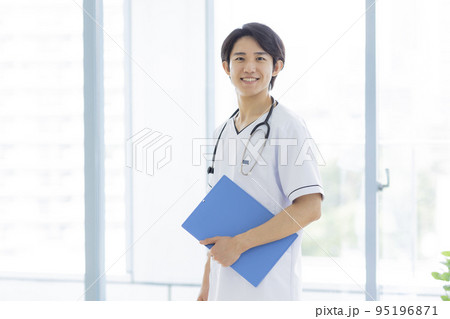 白衣 男性 医師 看護師 95196871
